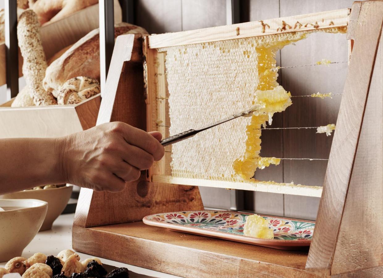 Nautilux Rethymno By Mage Hotels المظهر الخارجي الصورة Honeycomb being scraped from a frame