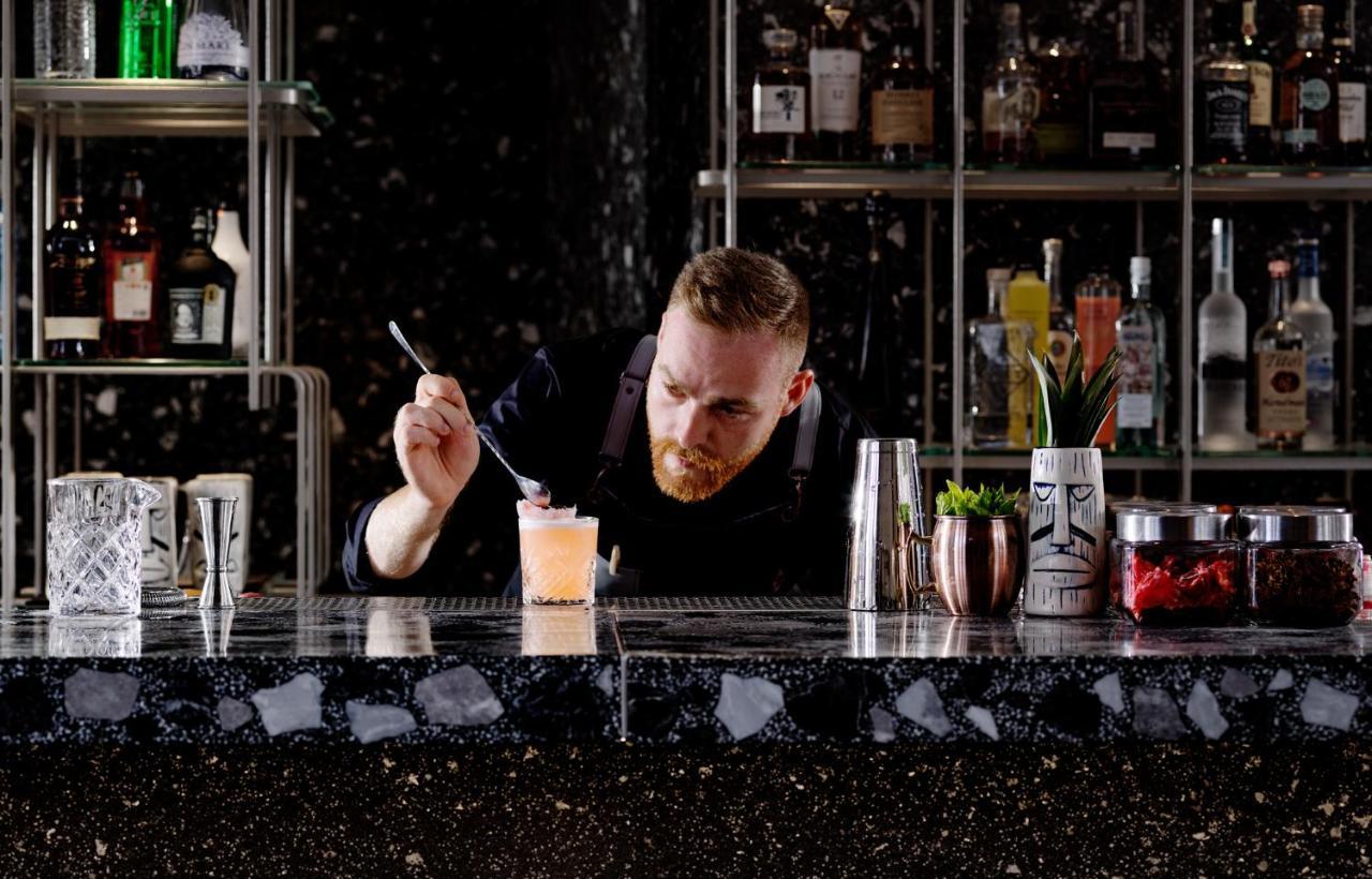 Nautilux Rethymno By Mage Hotels المظهر الخارجي الصورة A bartender at work