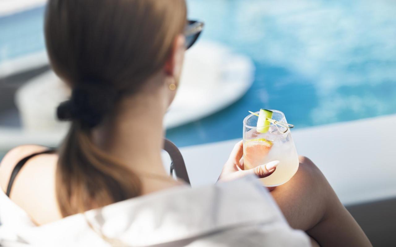 Nautilux Rethymno By Mage Hotels المظهر الخارجي الصورة A woman holding a glass of wine