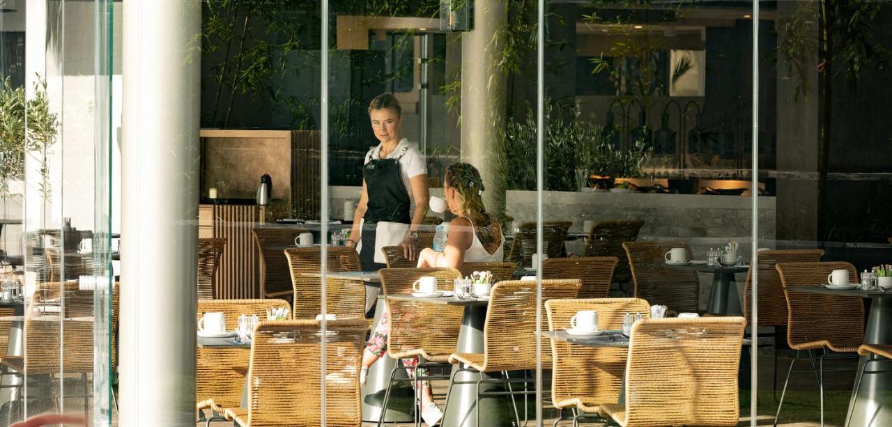 Nautilux Rethymno By Mage Hotels المظهر الخارجي الصورة A waitress clearing a table