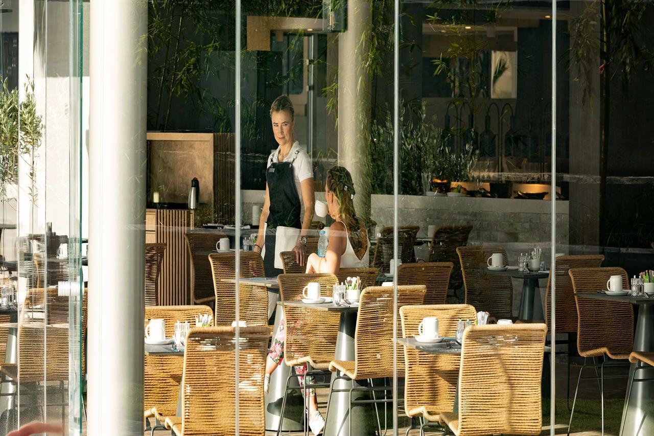 Nautilux Rethymno By Mage Hotels المظهر الخارجي الصورة A waitress clearing a table